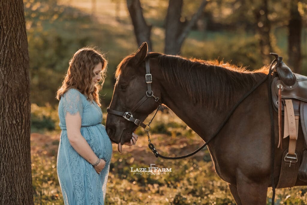 maternity session with a horse
