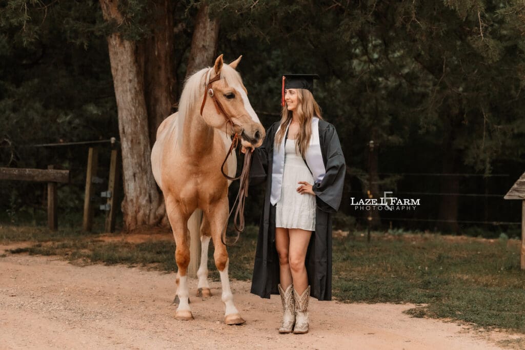 senior pictures with her horse