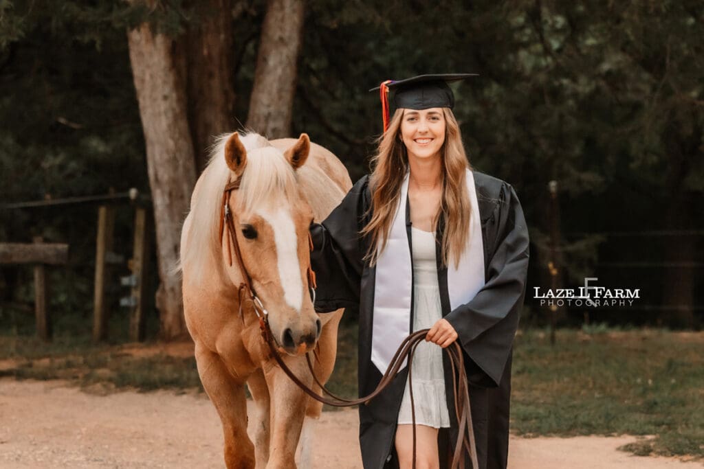 senior pictures with her horse