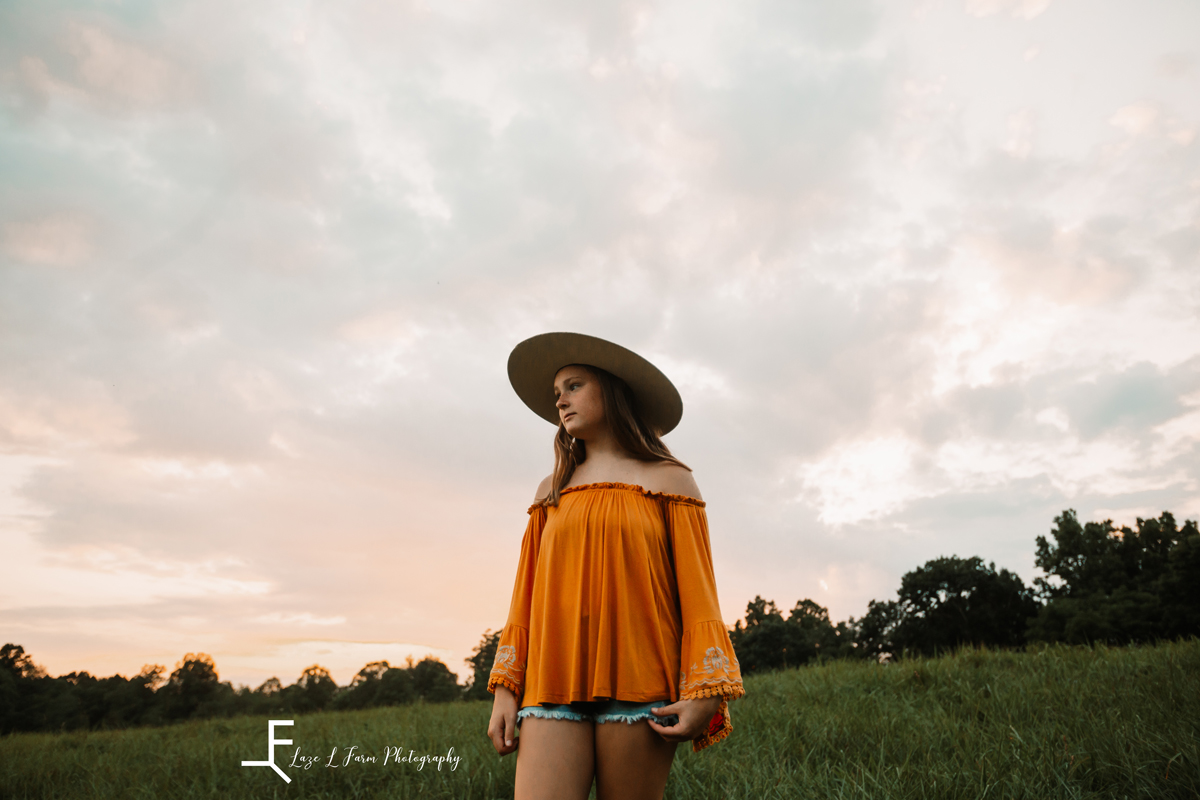 Laze L Farm Photography | Best Friends Photo Shoot | Taylorsville NC | Looking away