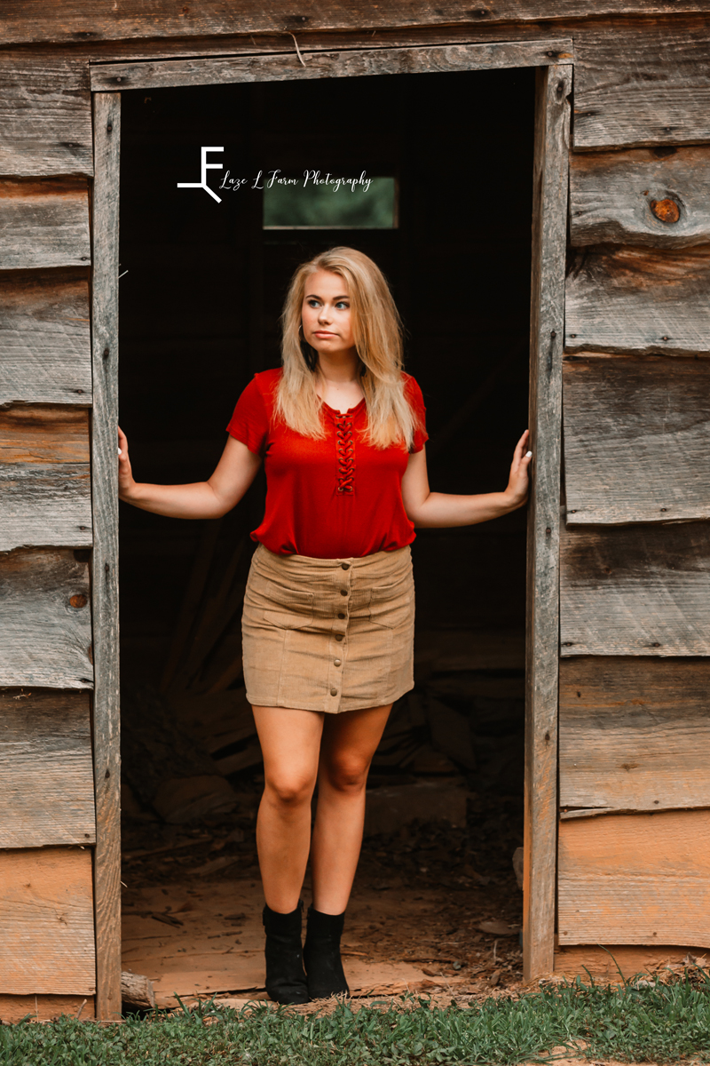 Laze L Farm Photography | Best Friends Photo Shoot | Taylorsville NC | Posing in a doorway