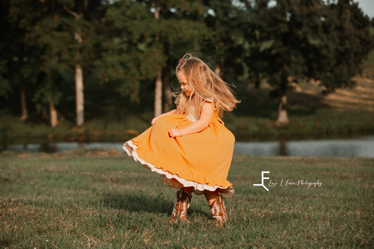 Laze L Farm Photography | Best Friends Photo Shoot | The Emerald Hill | twirling in the grass