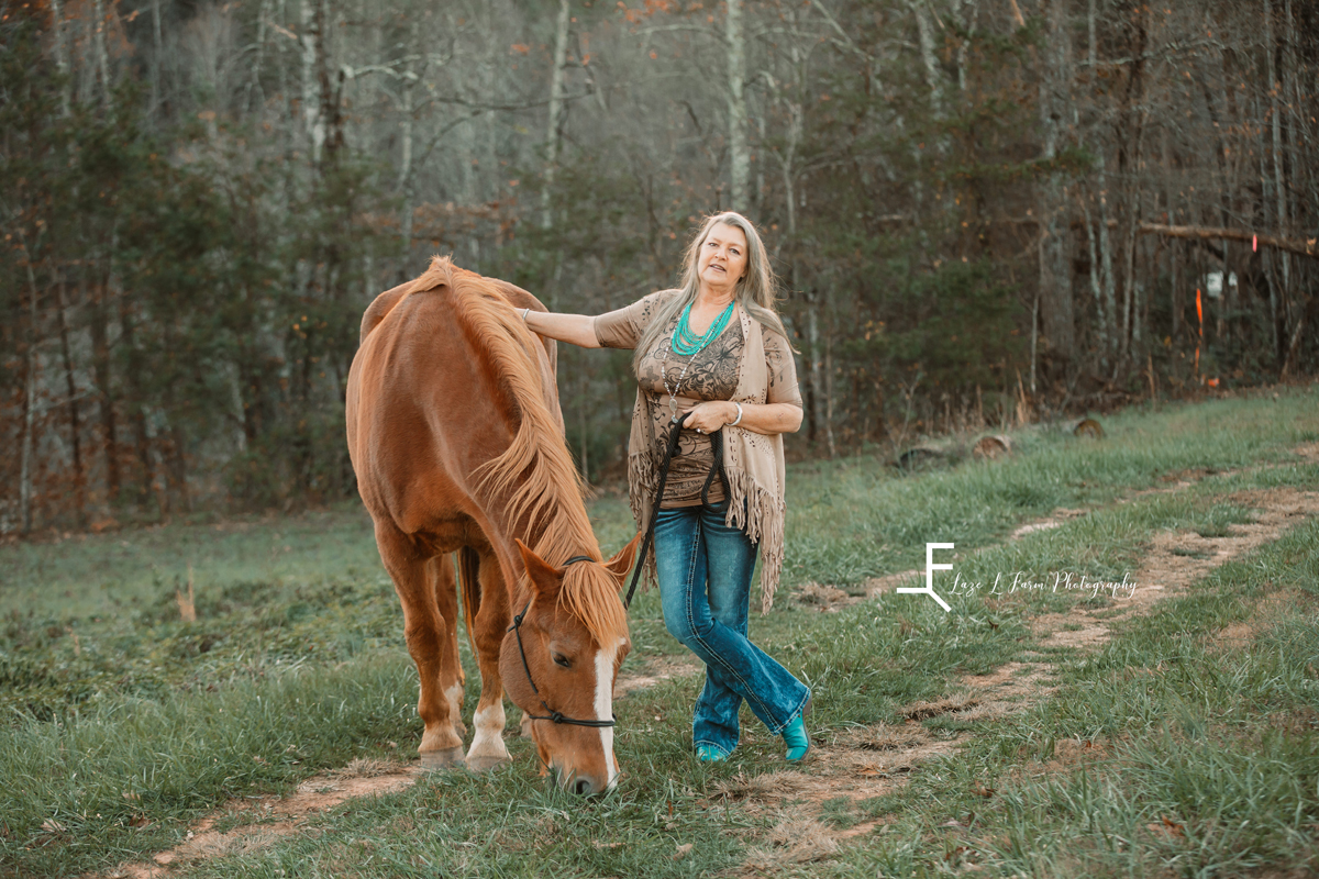 Laze L Farm Photography | western Lifestyle | Taylorsville NC | posing next to horse eating grass