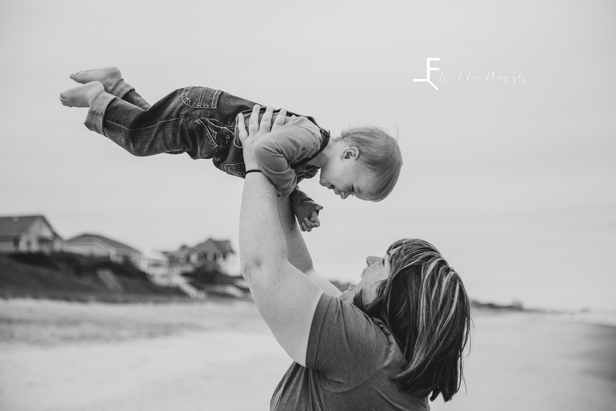 Laze L Farm Photography | Beach Trip | Emerald Isle NC | mom playing with daughter