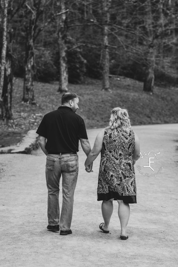 couple walking away in black and white