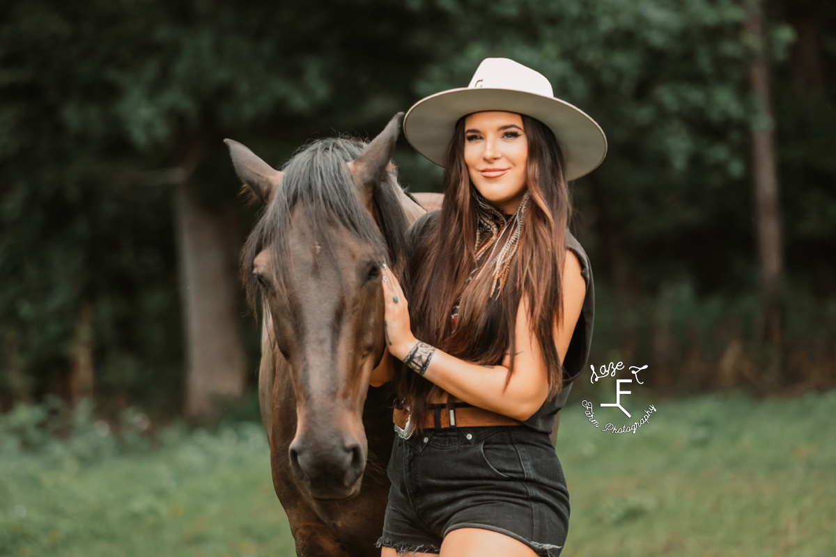 halle with black horse